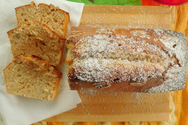 Plumcake con yogurt alle fragole e noci senza burro