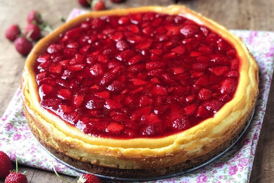 Cheesecake al forno con composta di fragole e marmellata