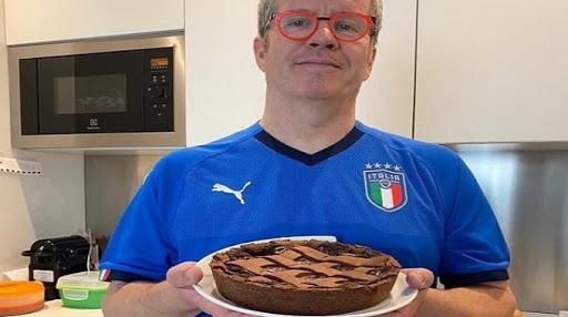 Ernst Knam prepara torte per gli ospedali milanesi e lancia una sfida ai pasticceri