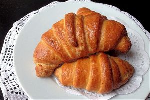 Croissant alla crema pasticcera-1588429403