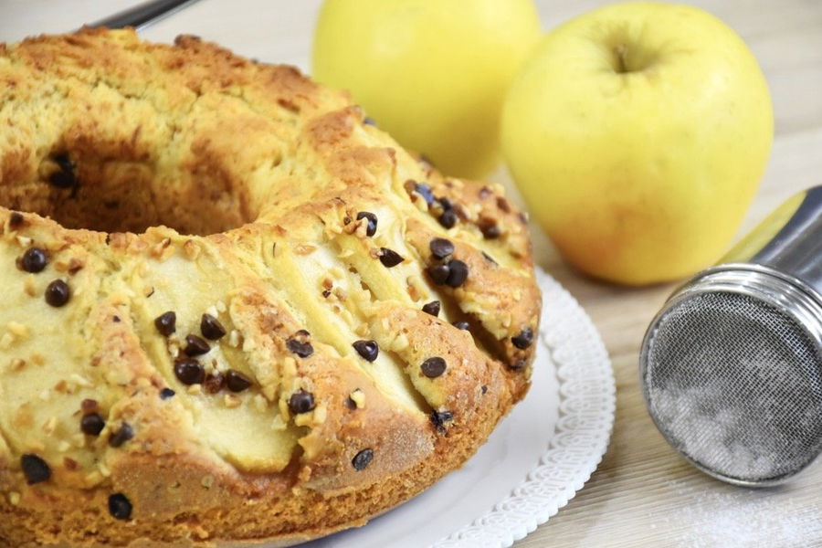 Ciambellone alle mele con gocce di cioccolato e nocciole