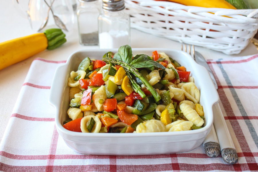 Orecchiette con verdure miste e basilico