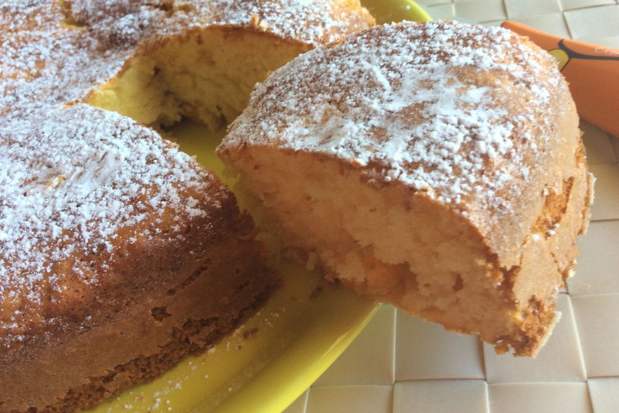 Torta sofficissima alle albicocche e limone senza lattosio