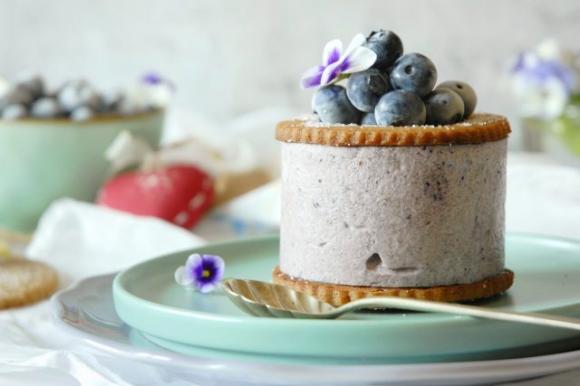 Mousse ai mirtilli su biscotto - Fidelity Cucina