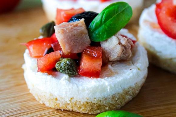 Mini cheesecake salate con pomodori, tonno e olive