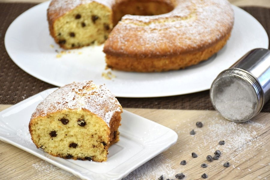Ciambellone al cocco con gocce di cioccolato