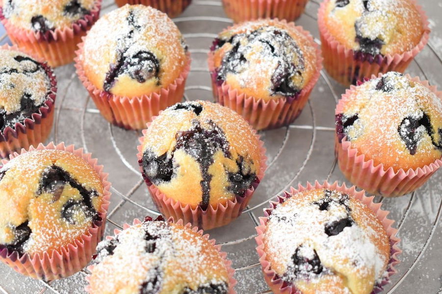Muffin con mirtilli e cioccolato bianco