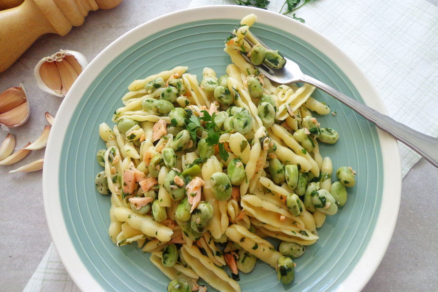Pasta con fave e salmone affumicato