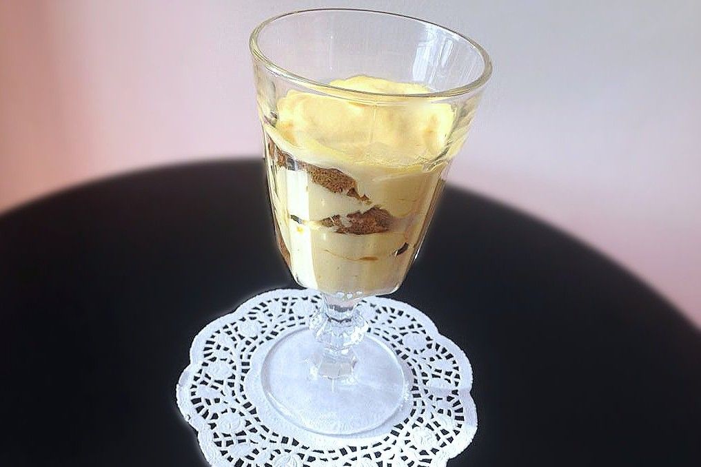 Bicchieri con crema alla vaniglia e biscotti al cacao