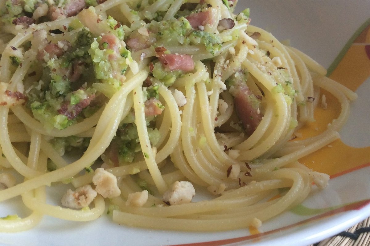 Spaghetti cremosi con pesto di zucchine, speck e nocciole - Fidelity Cucina