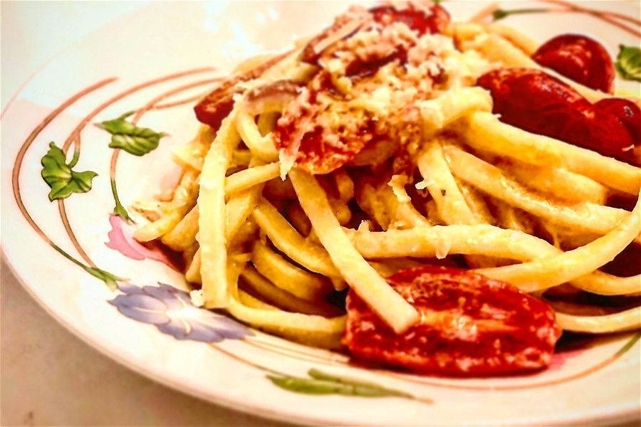 Spaghetti alla chitarra con pomodoro fresco e gondino stagionato vegan