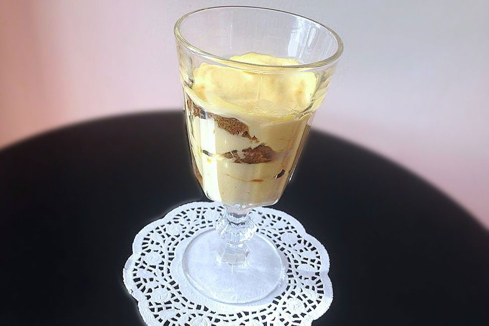 Bicchieri con crema alla vaniglia e biscotti al cacao
