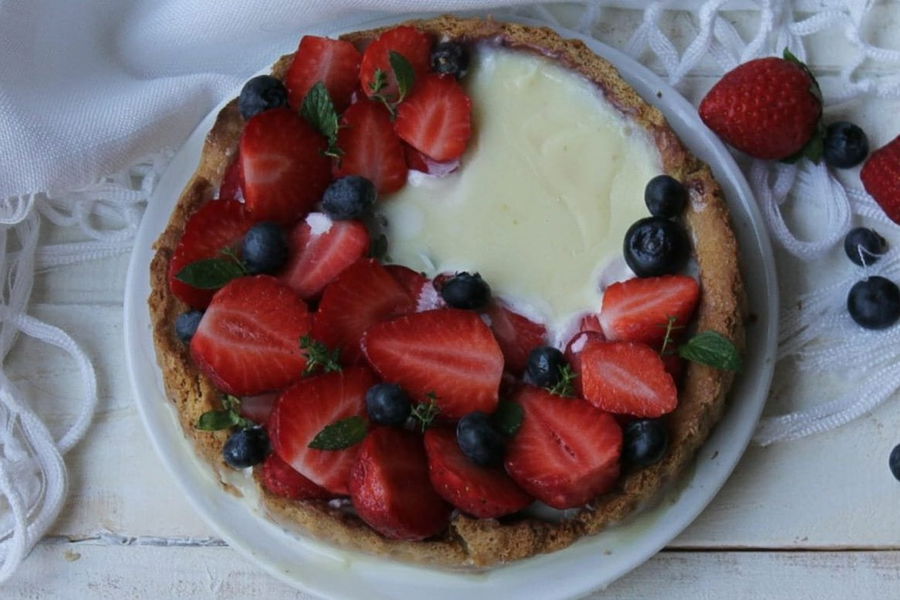 Crostata cioccolato bianco, fragole e timo