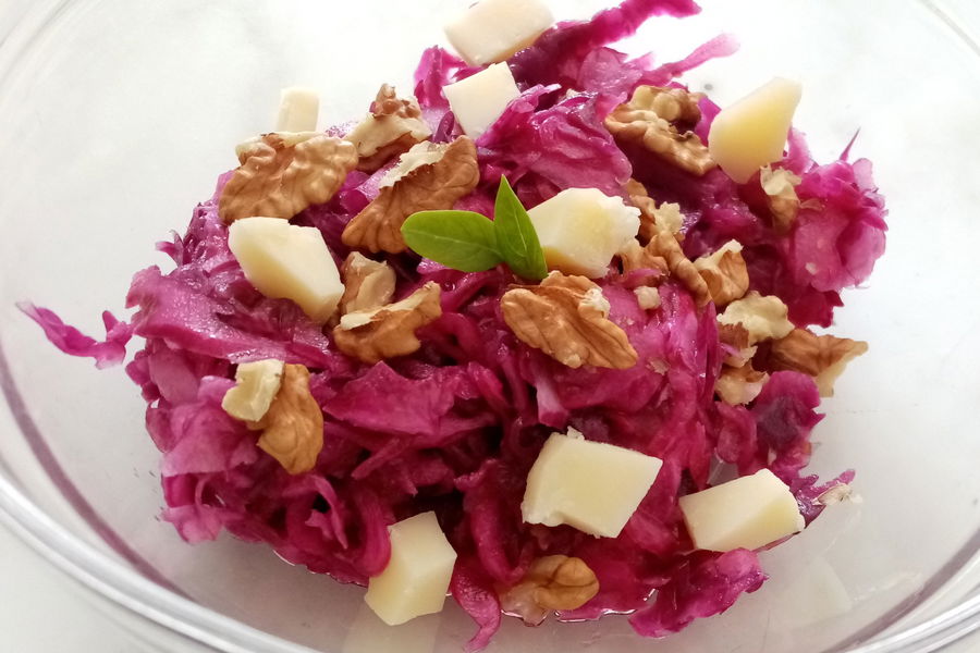 Insalata di cavolo cappuccio rosso con noci e scamorza affumicata