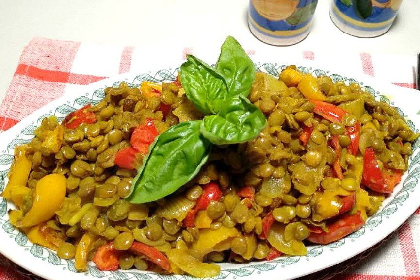 Lenticchie stufate con cipolle, peperoni e curcuma