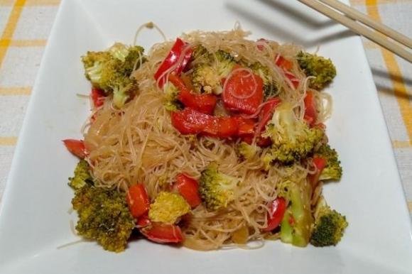 Spaghetti di riso con broccoli, peperoni e cipolle