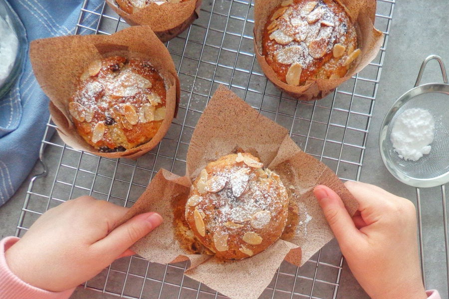 Muffin alla banana con cioccolato e mandorle senza burro e uova