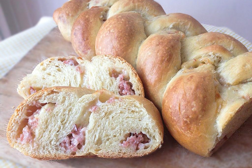 Treccia di pan brioche farcita con speck e formaggio Fidelity Cucina