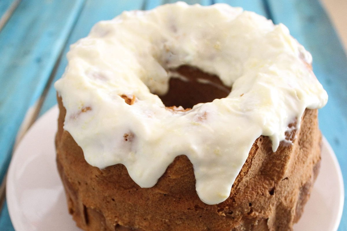 Torta di carote e cannella con frosting allo yogurt greco ...