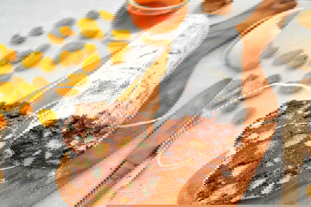 Salame di cioccolato con rum, uvetta e mandorle (senza uova)