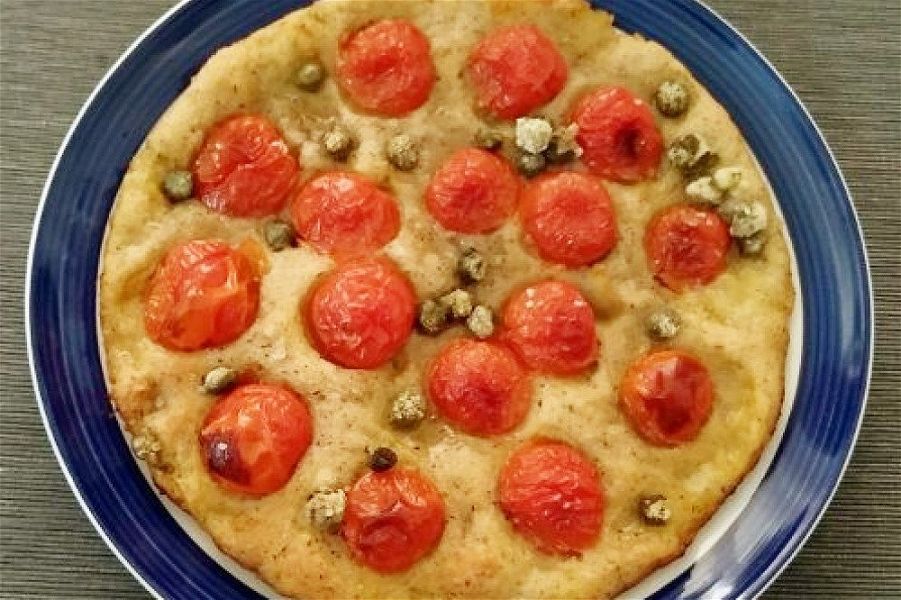 Pizza integrale senza glutine con pomodorini e capperi