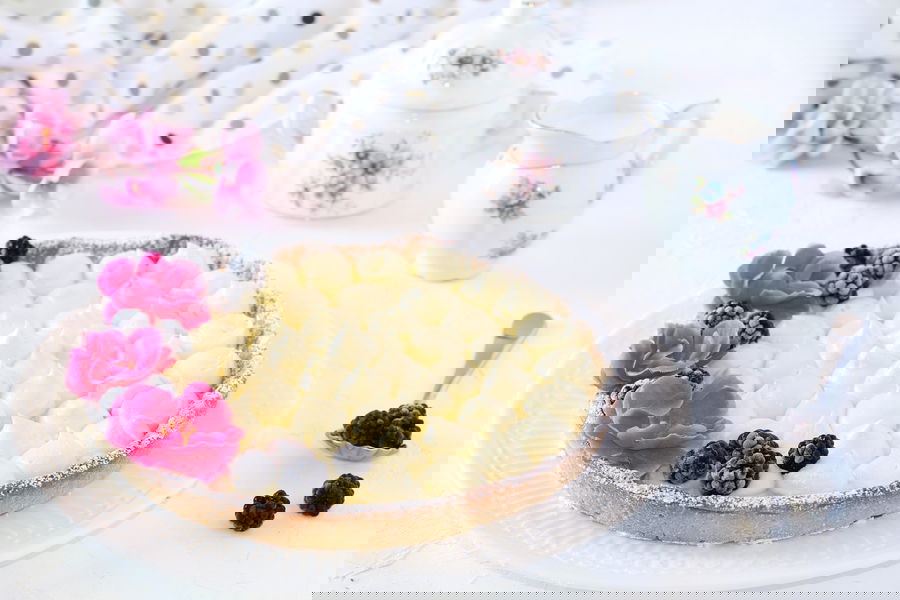 Crostata con crema mousseline e more