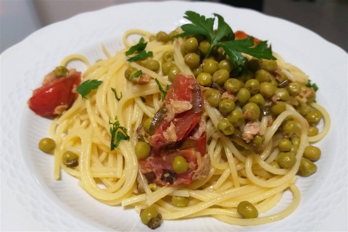 Spaghetti con tonno, piselli e pomodorini - Fidelity Cucina