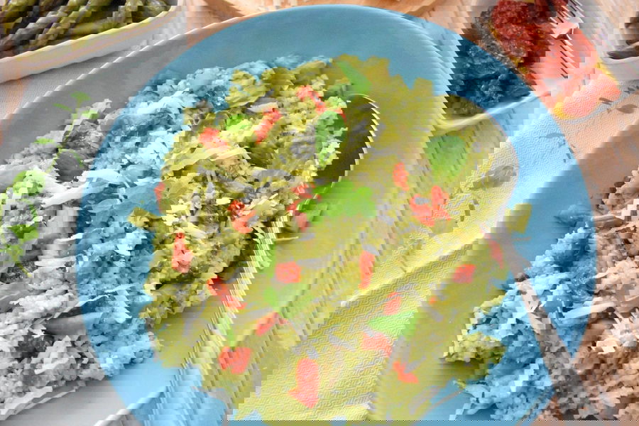 Insalata di riso con asparagi e pesto di basilico