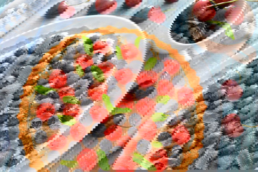 Crostata con crema di halva e frutti di bosco