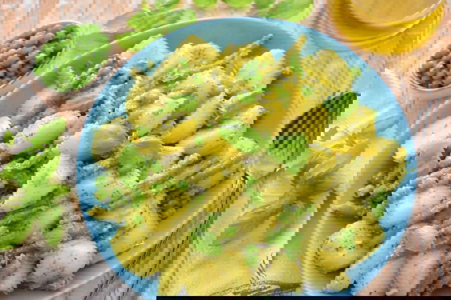 Insalata di patate con pesto, fagiolini e piselli