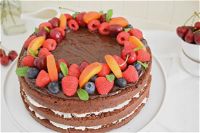 Torta Devil’s food cake con frutti di bosco e crema di mascarpone