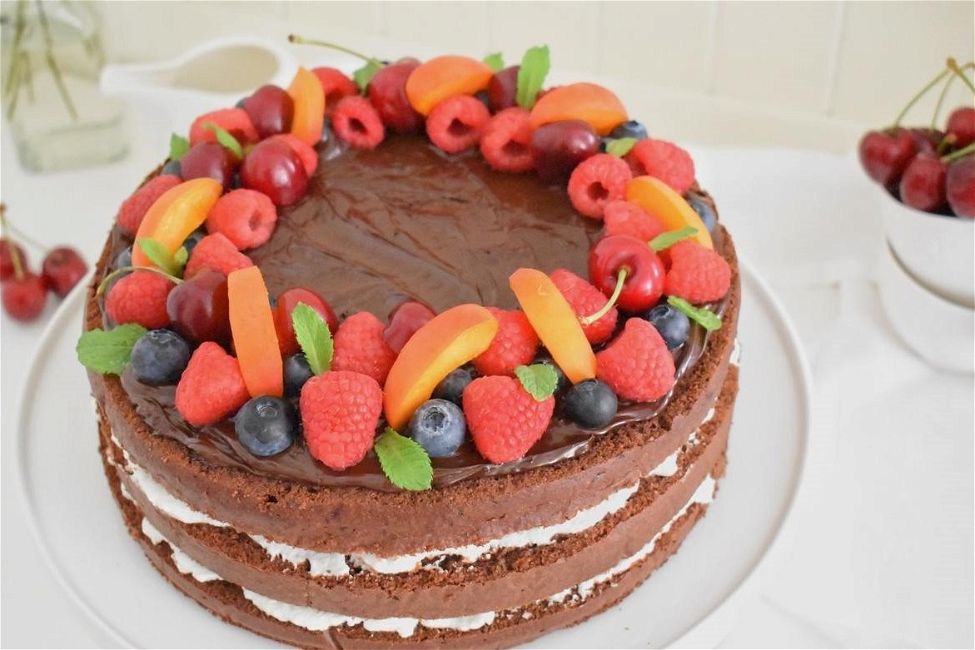 Torta Devil’s food cake con frutti di bosco e crema di mascarpone