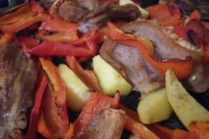Pancetta al forno con patate e peperoni