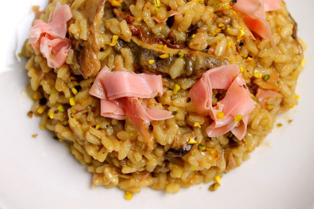 Risotto con funghi porcini, mortadella e pistacchi - Fidelity Cucina