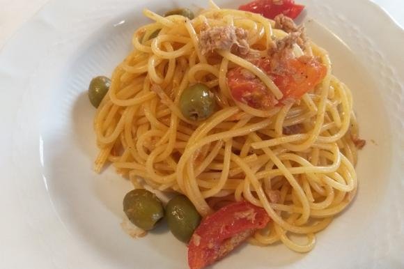 Spaghetti con pomodori, olive verdi e tonno