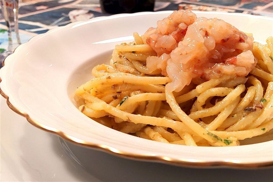 Spaghettoni al pesto di pistacchi e olive taggiasche con gamberoni