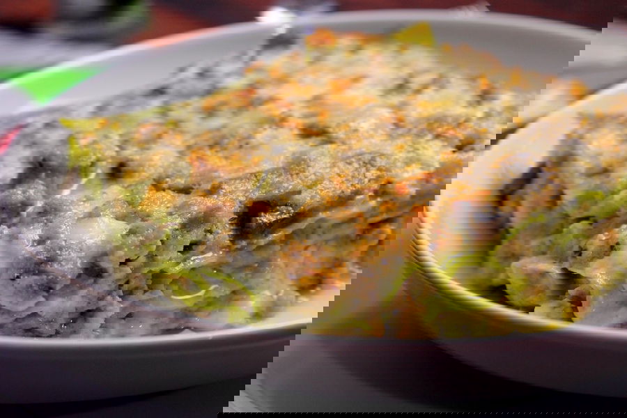Lasagne verdi con salsiccia, funghi e Auricchio