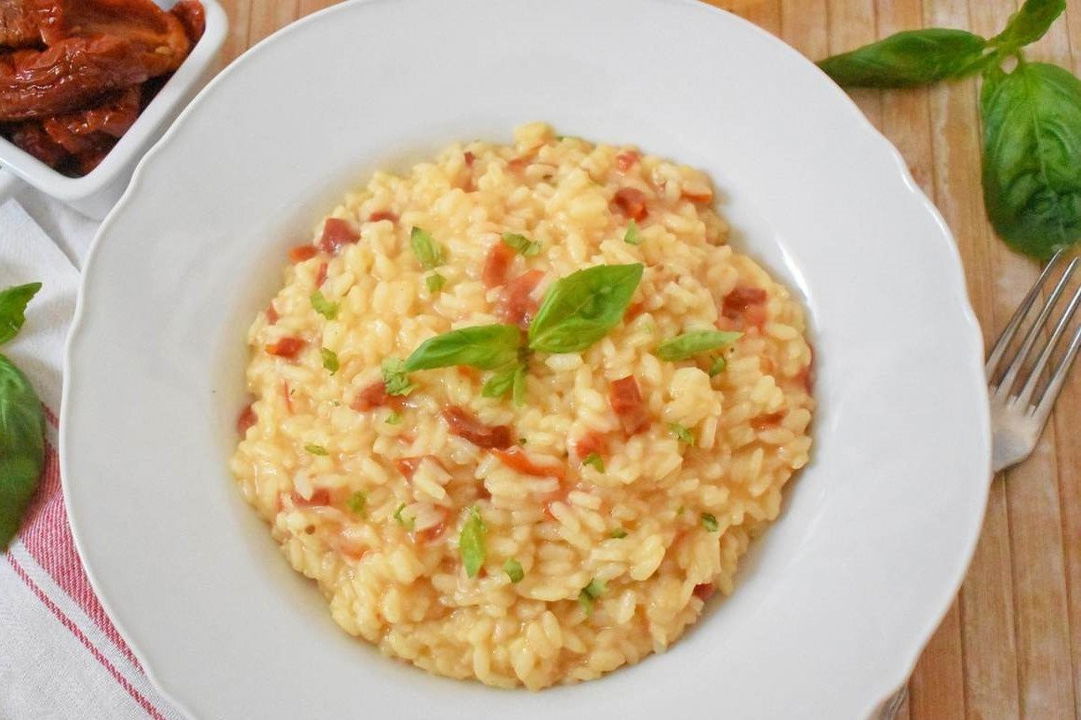 Risotto con pomodori secchi e basilico
