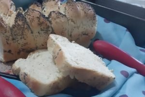 Treccia di pane soffice con semi di papavero