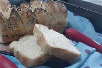 Treccia di pane soffice con semi di papavero
