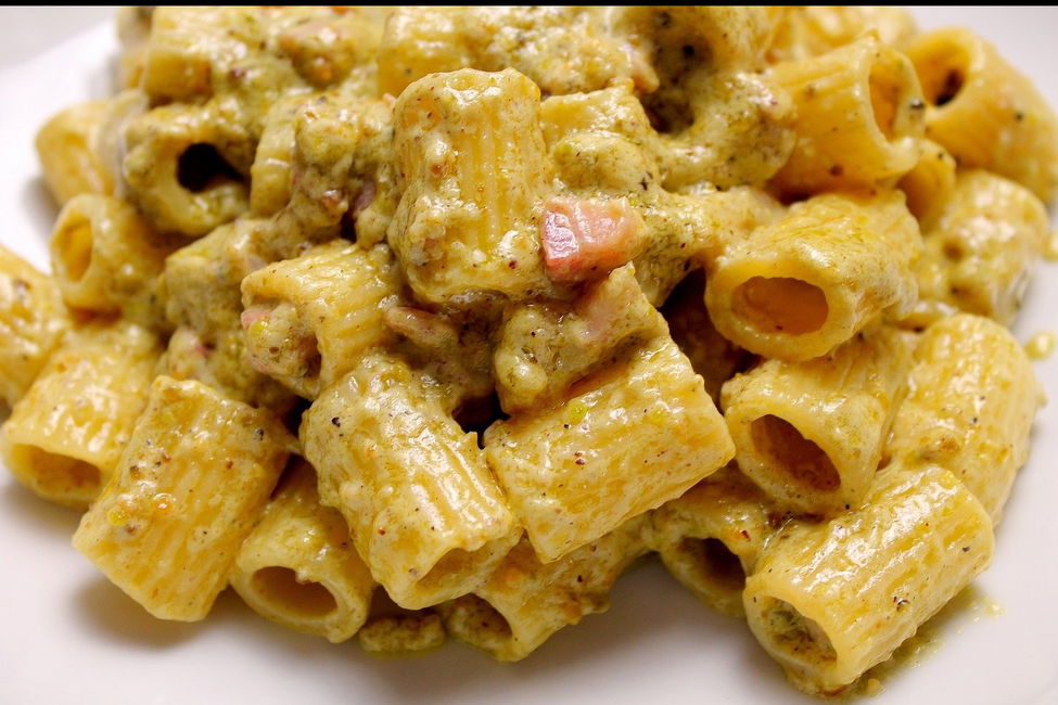 Mezze maniche con pesto di pistacchio, ricotta e pancetta