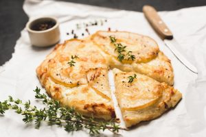 Pizza alle noci con pere e provola