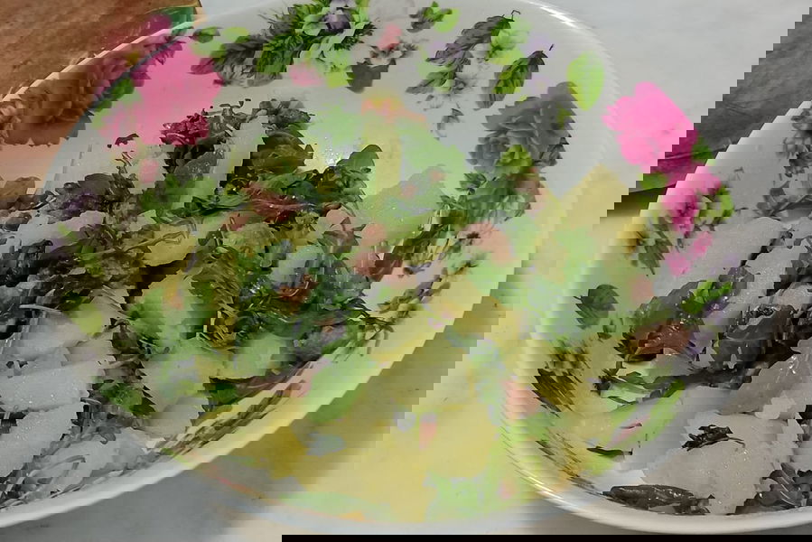 Insalata di patate e salsicce sbriciolate