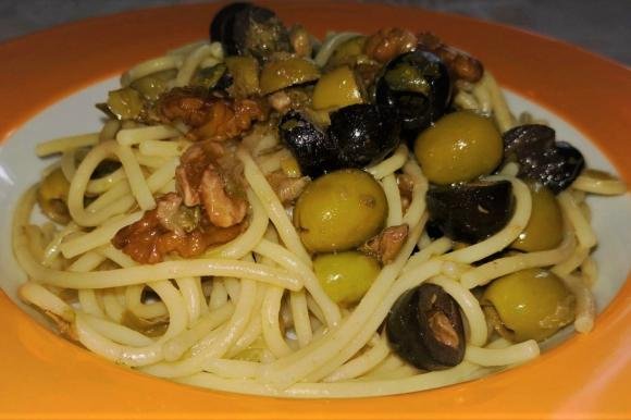 Spaghetti ‘natalizi’ con noci, pinoli, olive, acciughe e capperi