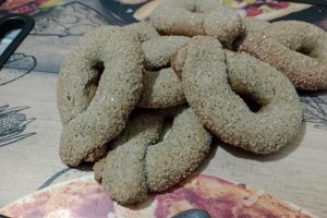 Ciambelline al vino rosso al bicchiere