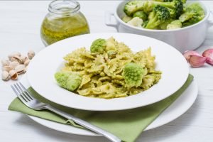 Pasta ai due cavolfiori, broccoli e pistacchi