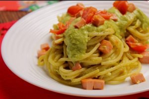 Spaghettoni con crema di zucchine, mortadella e pomodorini