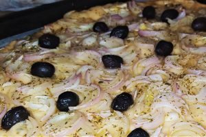 Pizza con cipolla, erba cipollina e olive nere