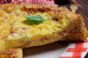 Torta salata con patate, pancetta e Emmenthal