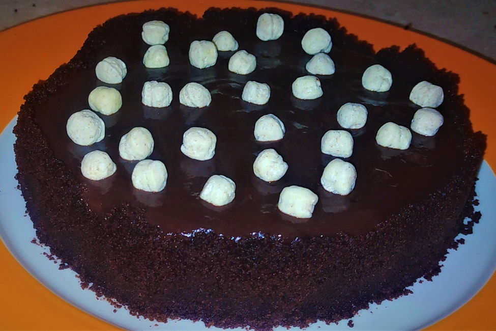 Tortino di biscotti freddo, farcito con budino al cioccolato